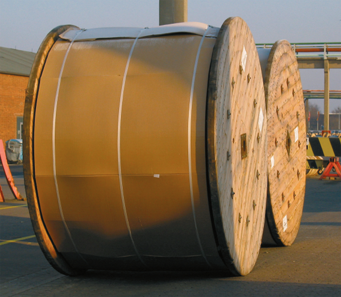 Transporte seguro de una bobina protegida con Nolco-FLEX - Vea cómo se prepara una bobina para su transporte seguro mediante la fiable cubierta protectora Nolco-FLEX.